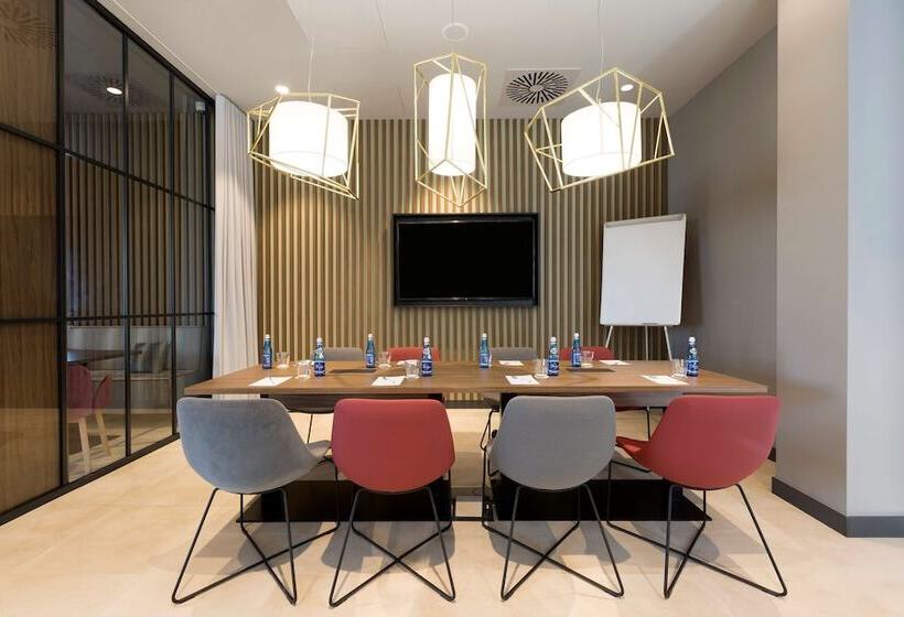 בית מלון כפרי Hampton By Hilton Krakow Airport