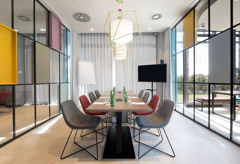 בית מלון כפרי Hampton By Hilton Krakow Airport