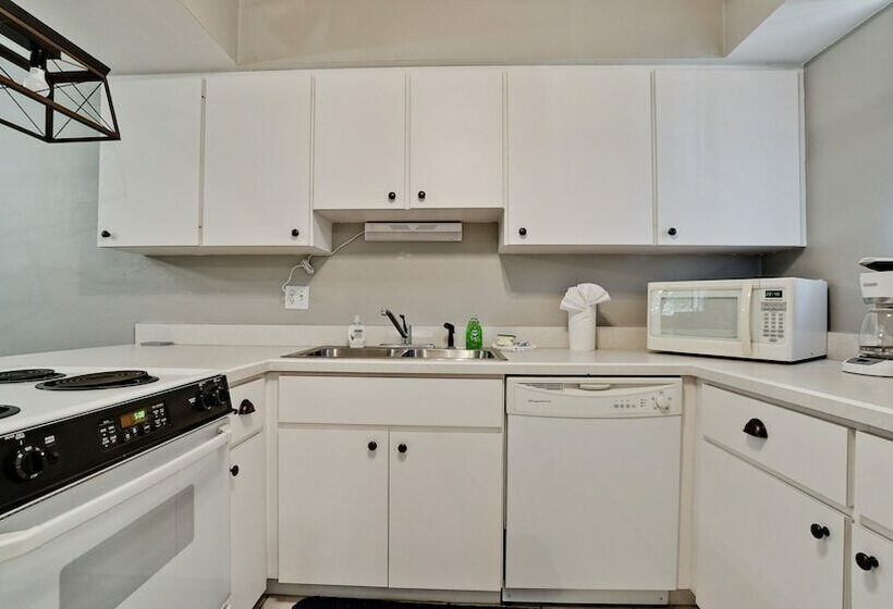 Отель Runaway Bay Resort By Bbg