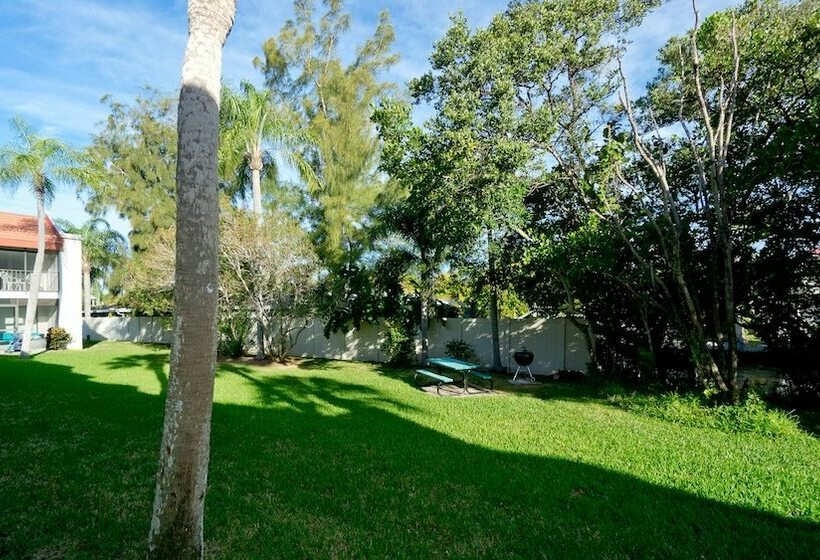 Отель Runaway Bay Resort By Bbg