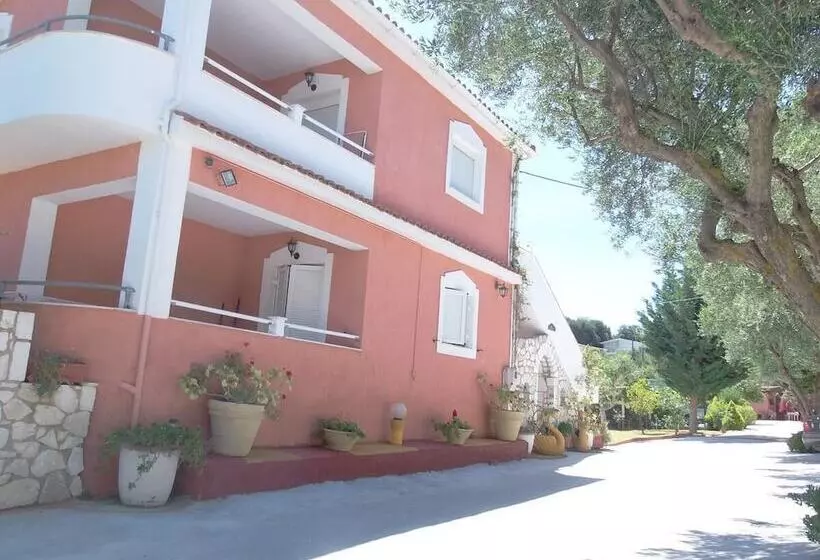 هتل Amazona Apartments And Studios