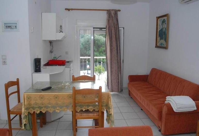 هتل Amazona Apartments And Studios