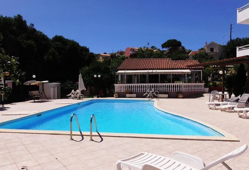 هتل Amazona Apartments And Studios