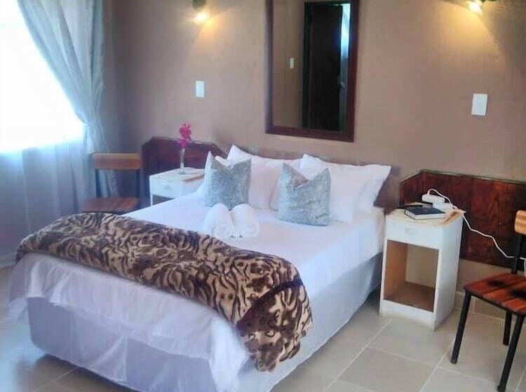 Hotel Thatch Palace Lodge