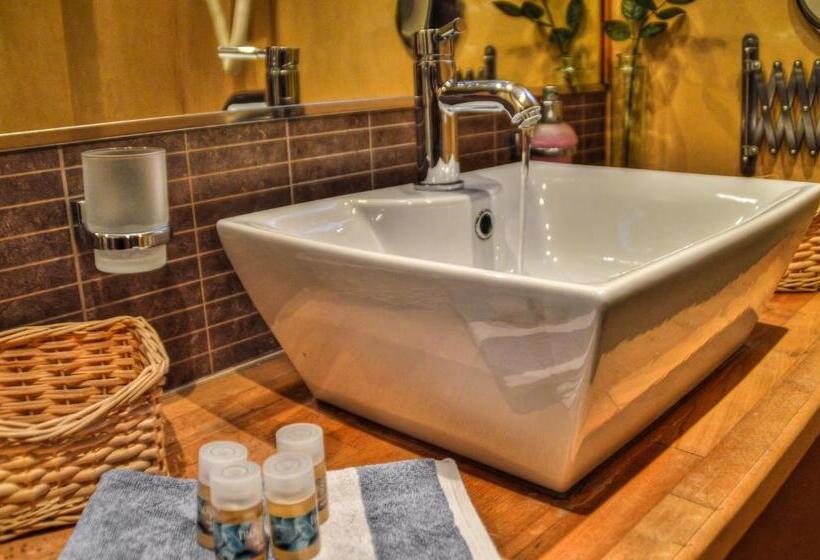 פנסיון Iro Suites