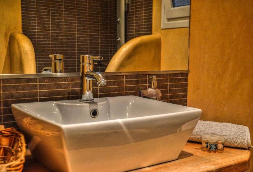 פנסיון Iro Suites