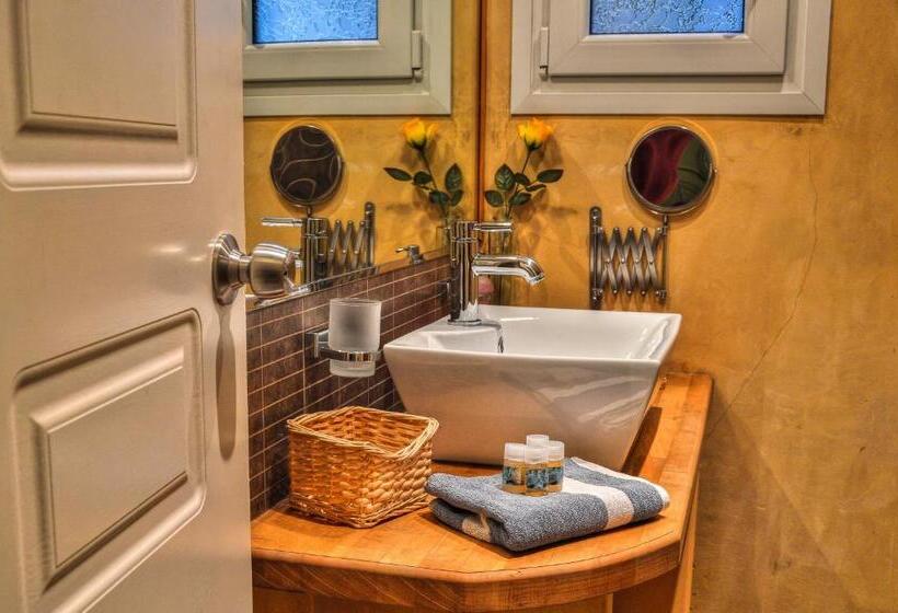 פנסיון Iro Suites