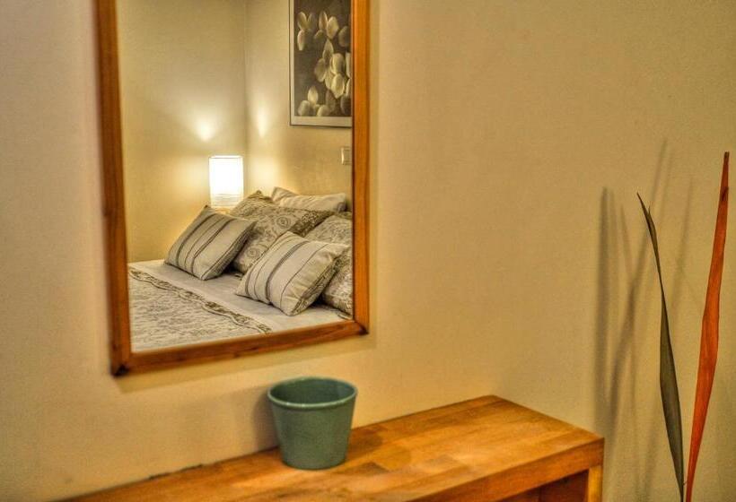 פנסיון Iro Suites