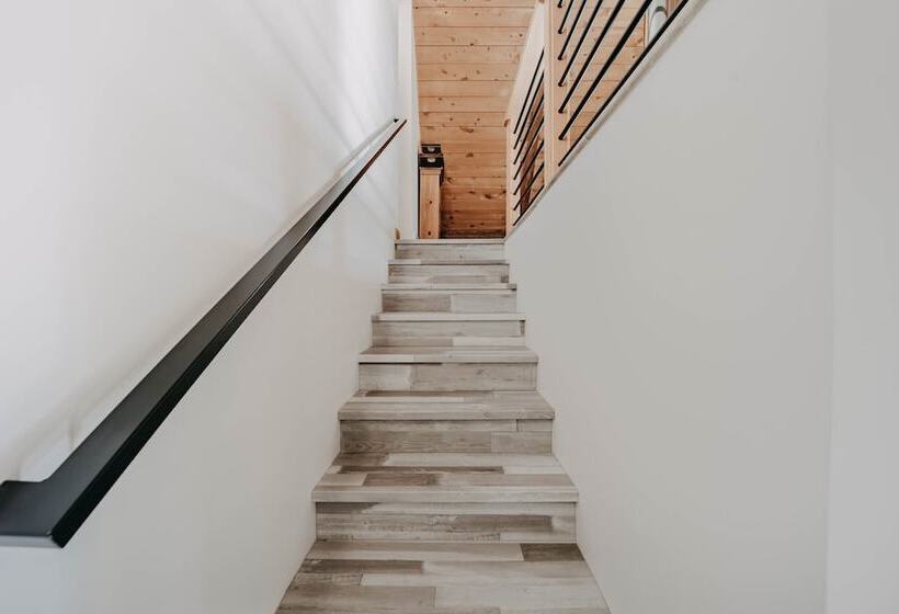 Snowline Cabin #48   A Classic Family Cabin With An Outdoor Hot Tub!