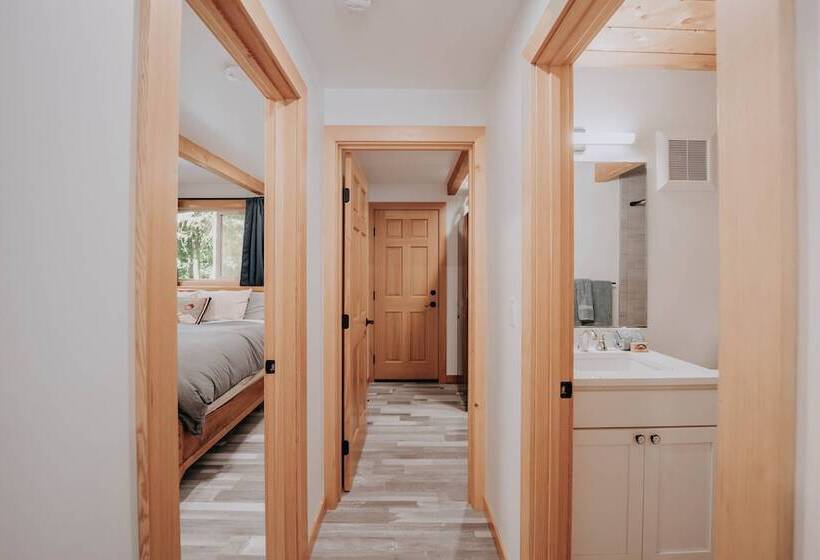 Snowline Cabin #48   A Classic Family Cabin With An Outdoor Hot Tub!