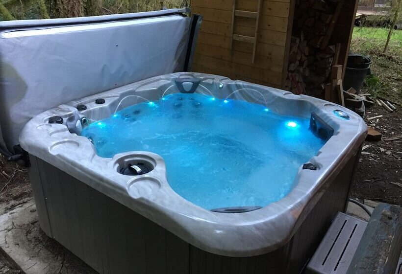 Snowline Cabin #48   A Classic Family Cabin With An Outdoor Hot Tub!