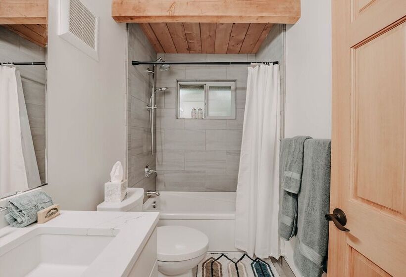 Snowline Cabin #48   A Classic Family Cabin With An Outdoor Hot Tub!