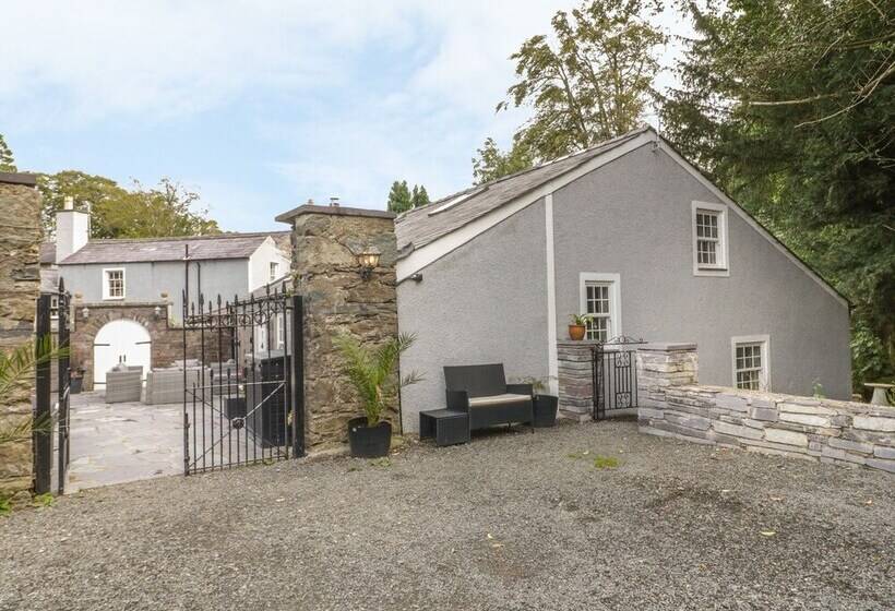 Bryn Derwen Coach House