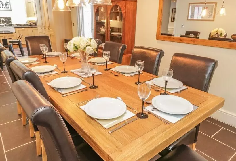 Bryn Derwen Coach House