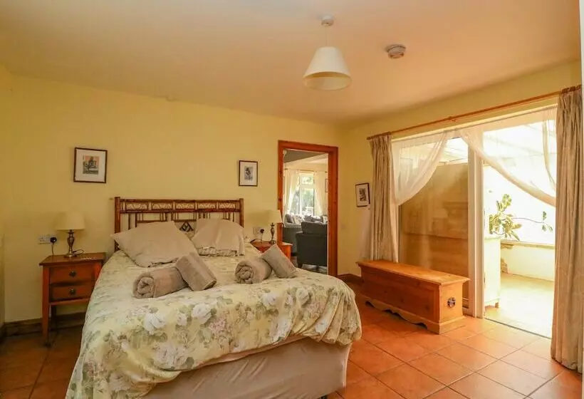 Mimosa Cottage