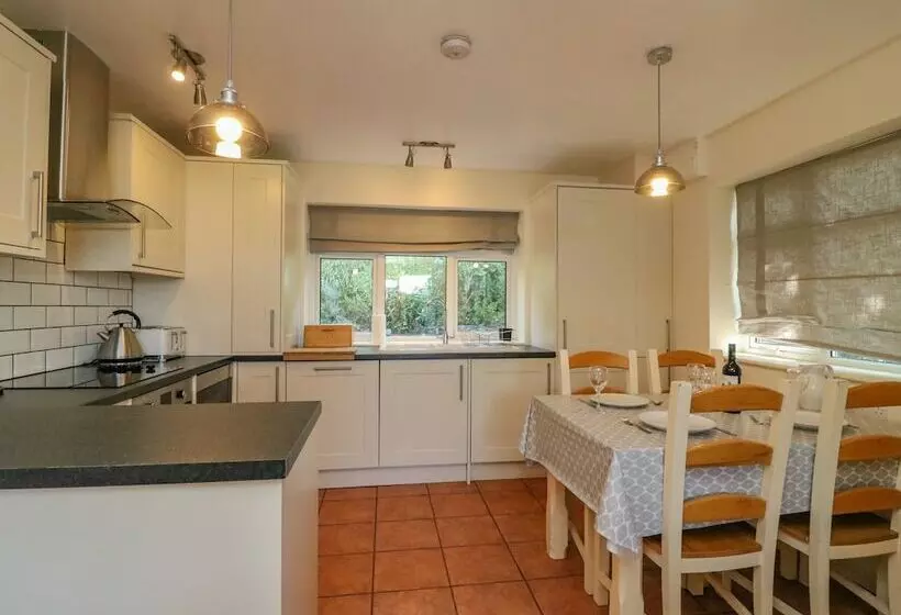 Mimosa Cottage