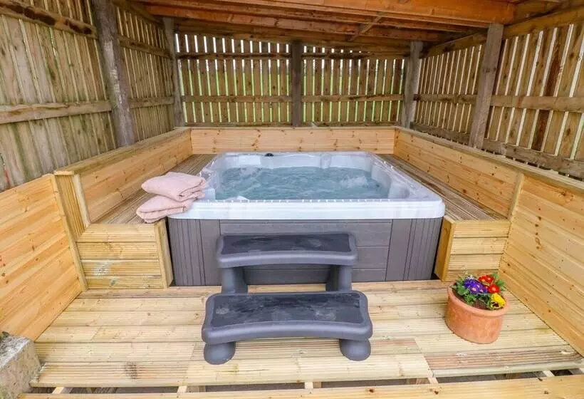 Woodthorpe Cruck Cottage