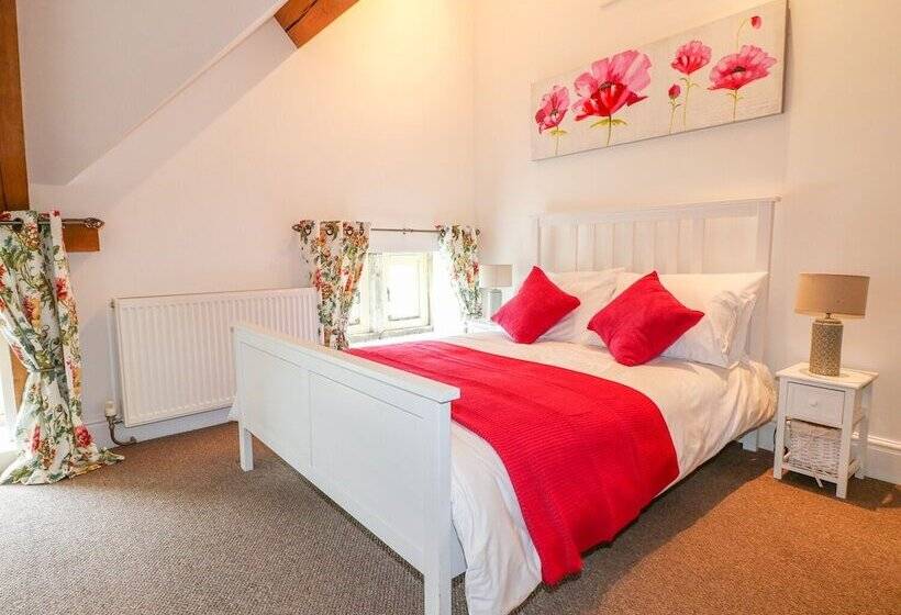 Woodthorpe Cruck Cottage