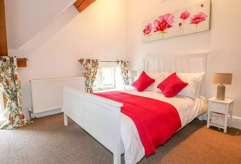 Woodthorpe Cruck Cottage