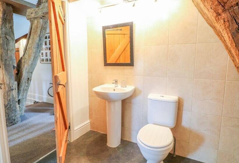 Woodthorpe Cruck Cottage