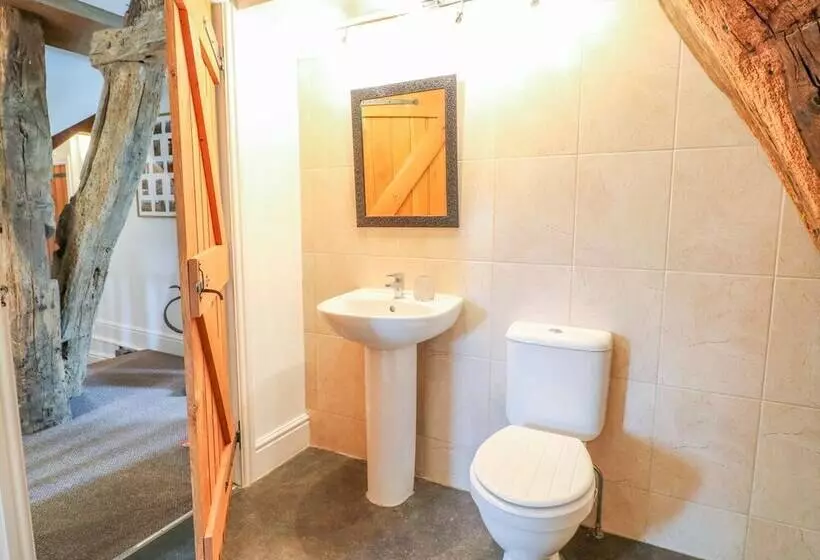 Woodthorpe Cruck Cottage