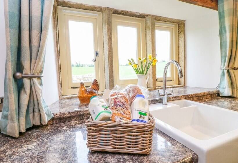 Woodthorpe Cruck Cottage