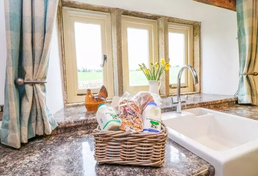 Woodthorpe Cruck Cottage