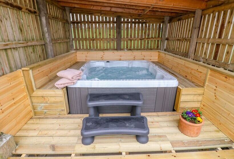 Woodthorpe Cruck Cottage