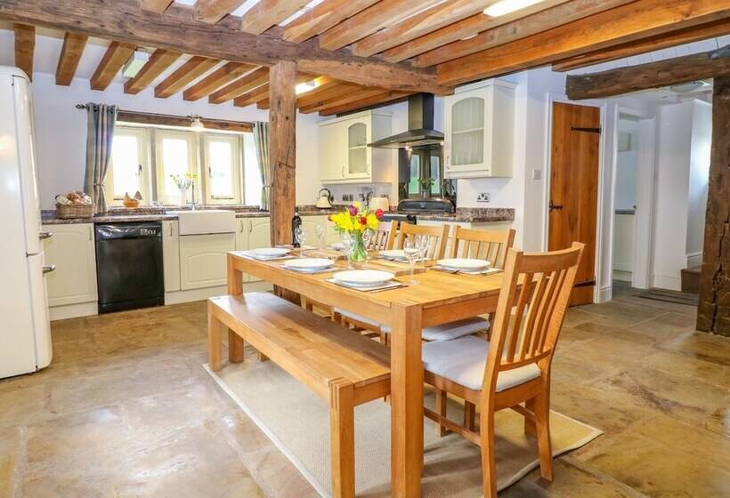 Woodthorpe Cruck Cottage