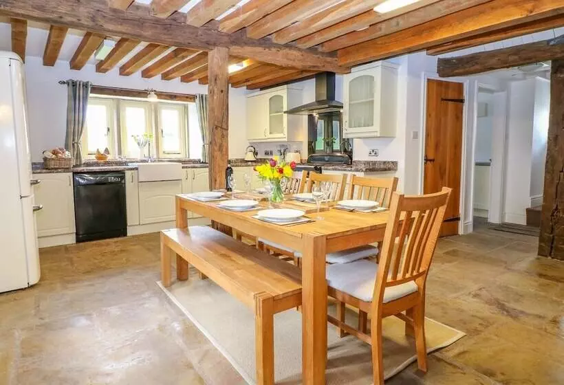 Woodthorpe Cruck Cottage