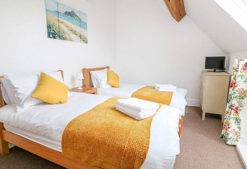 Woodthorpe Cruck Cottage