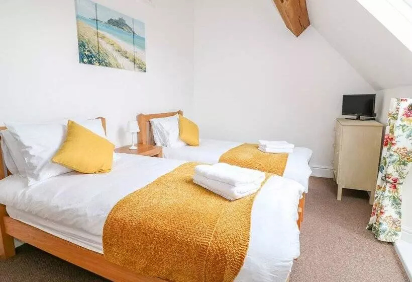 Woodthorpe Cruck Cottage