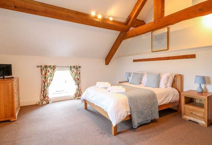 Woodthorpe Cruck Cottage