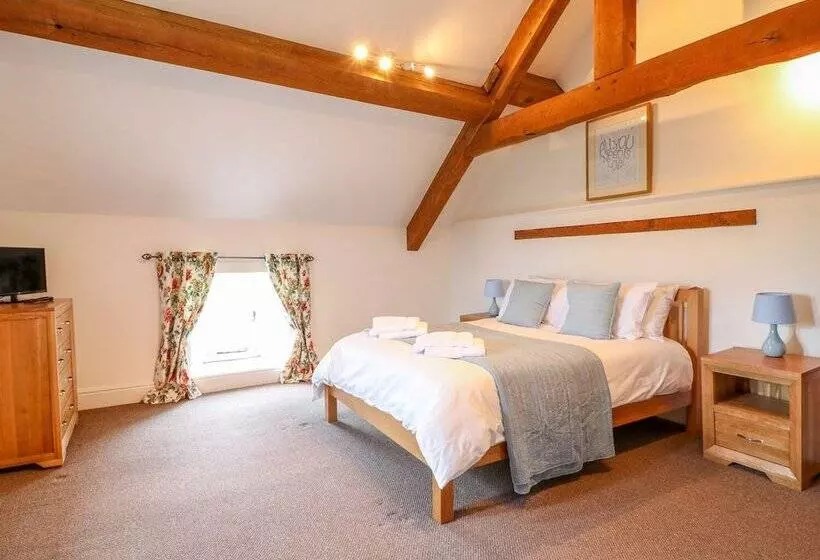 Woodthorpe Cruck Cottage