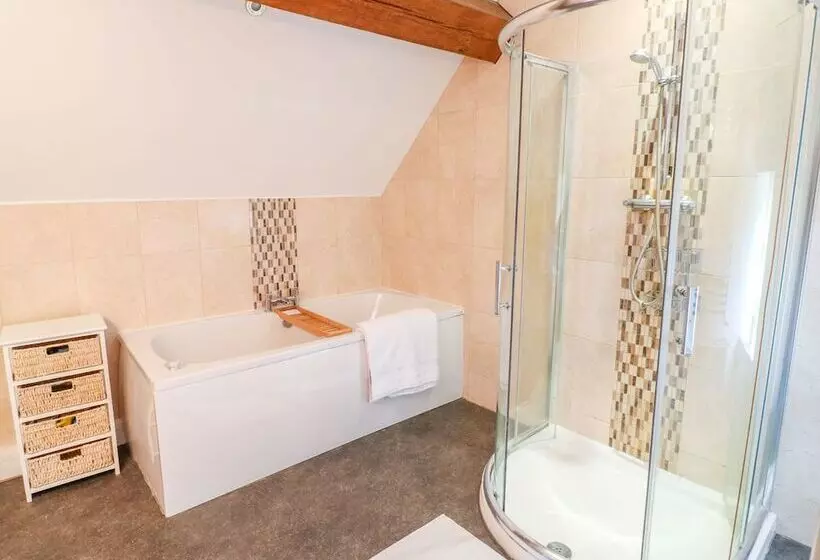 Woodthorpe Cruck Cottage