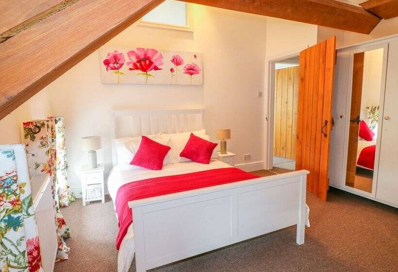 Woodthorpe Cruck Cottage