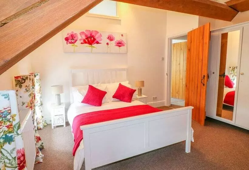 Woodthorpe Cruck Cottage