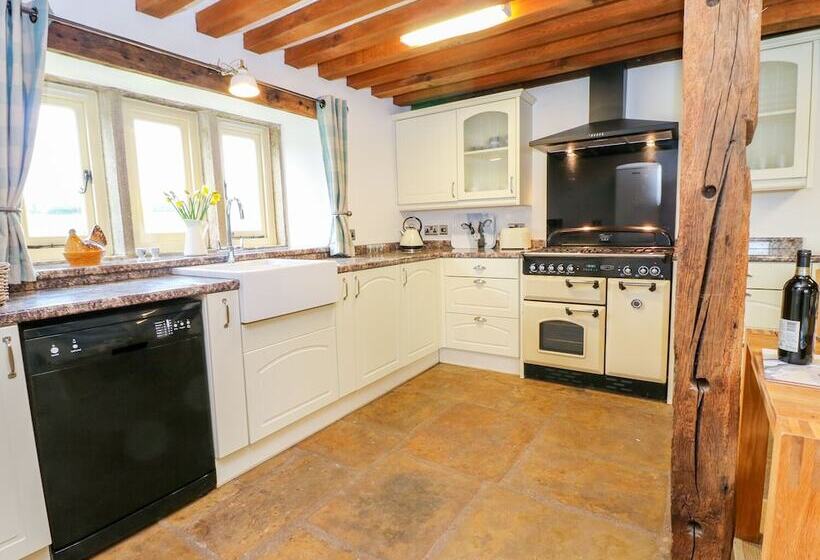 Woodthorpe Cruck Cottage