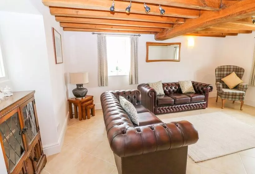 Woodthorpe Cruck Cottage