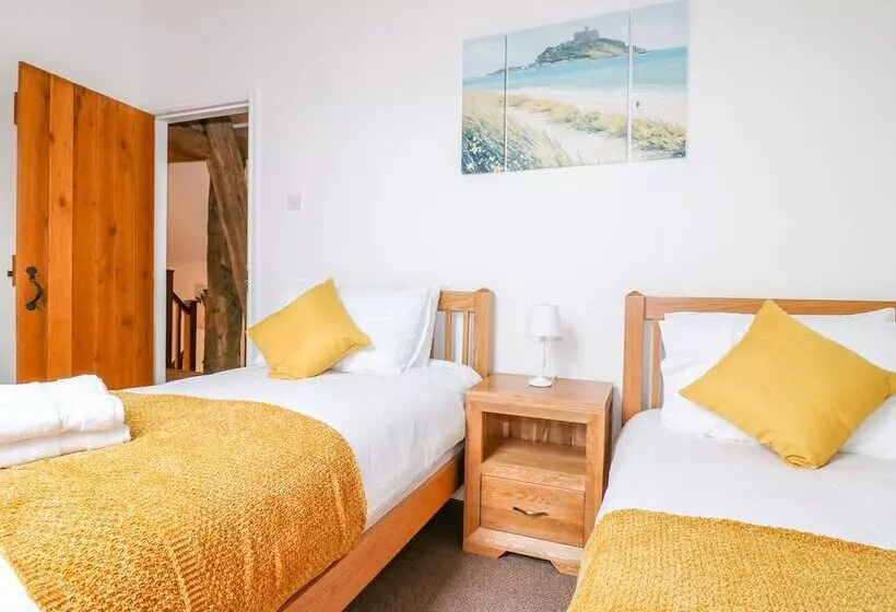 Woodthorpe Cruck Cottage