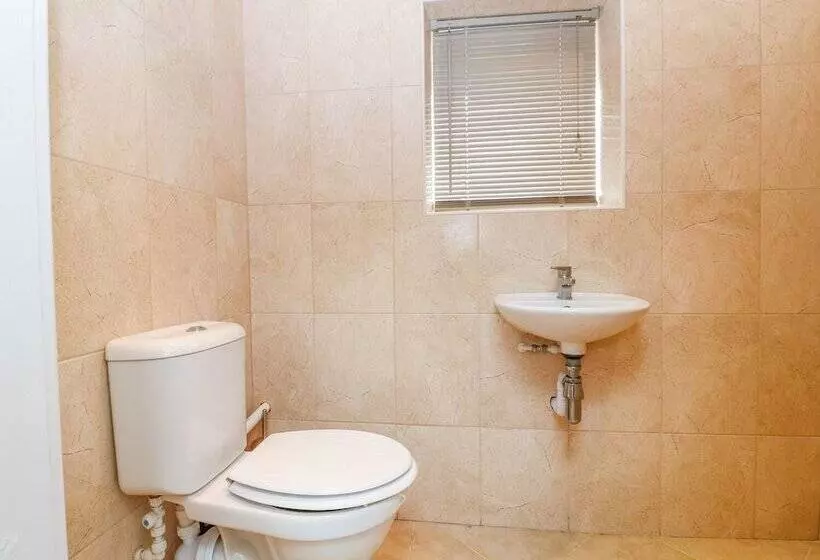 Woodthorpe Cruck Cottage