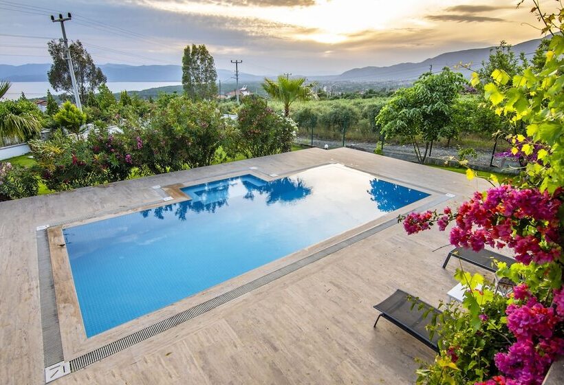 בית מלון כפרי Calypso Lakeview Villas