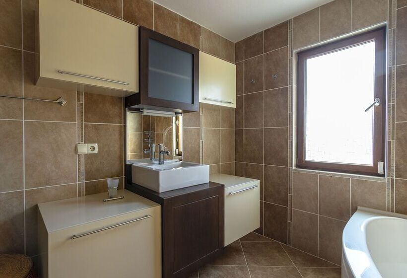 בית מלון כפרי Calypso Lakeview Villas