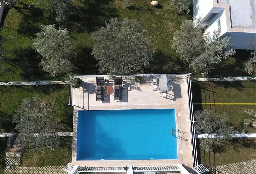 Hotelli Calypso Lakeview Villas