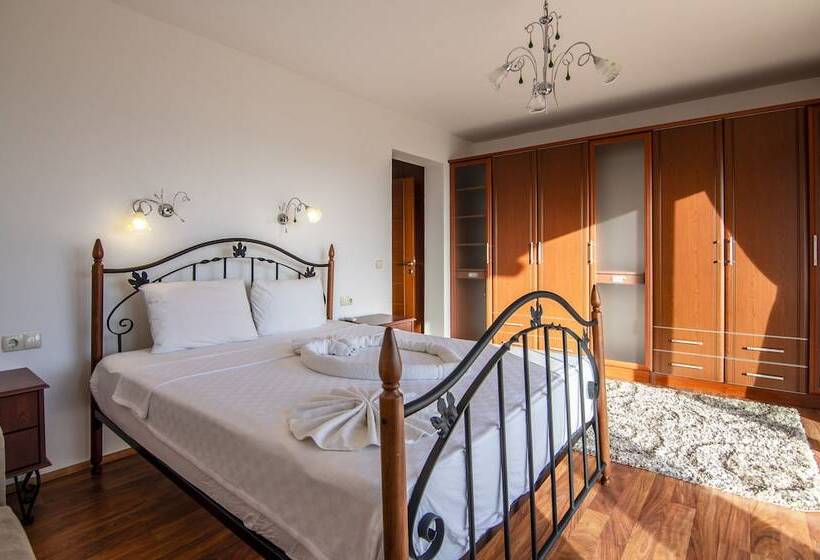 בית מלון כפרי Calypso Lakeview Villas