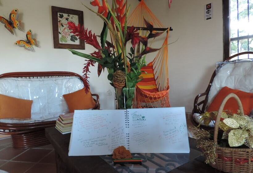 هاستل Oak Tree House