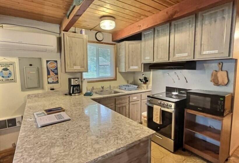 Papa`s Packwood Cabin