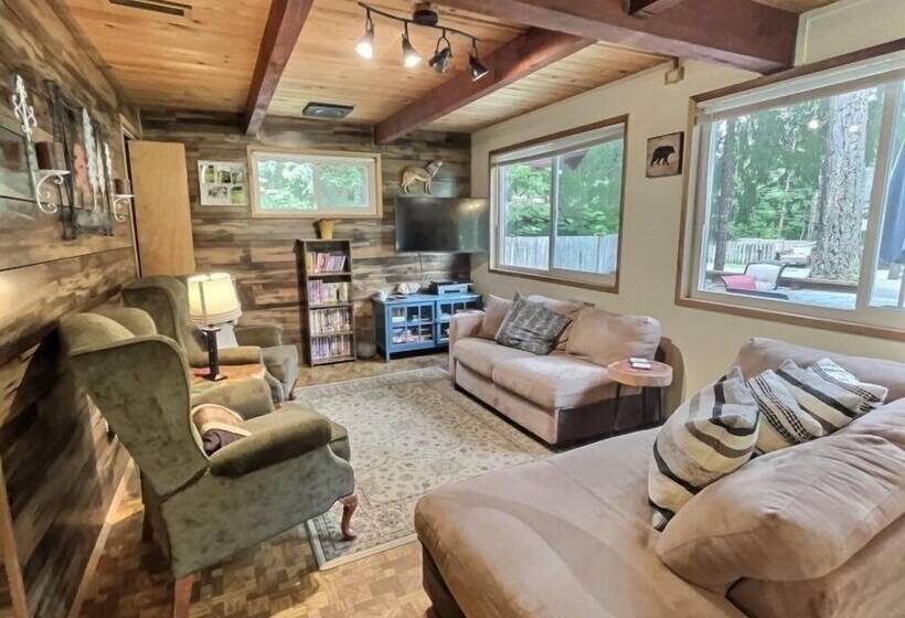 Papa`s Packwood Cabin