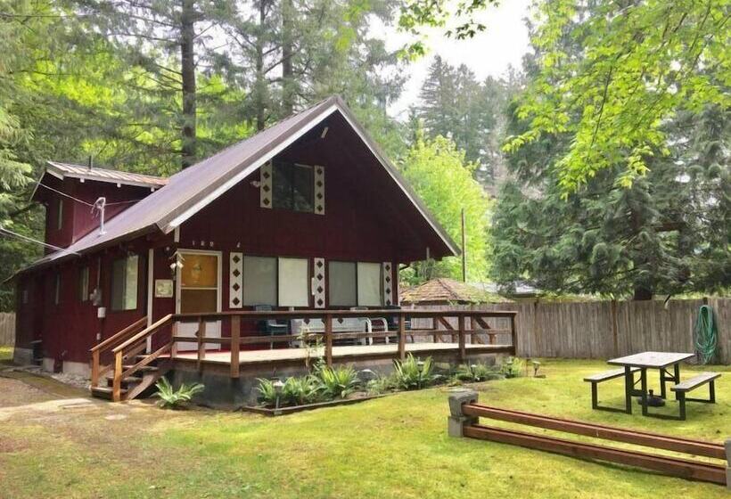 Papa`s Packwood Cabin