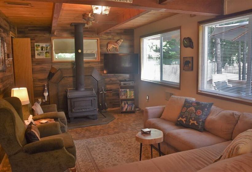 Papa`s Packwood Cabin